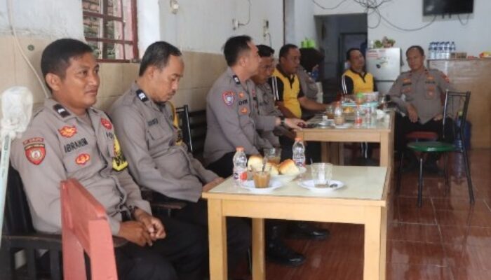 Dorong Inovasi Bhabinkamtibmas, Wakapolres Soppeng Gelar Anev dan Pengarahan di Warkop Kopita