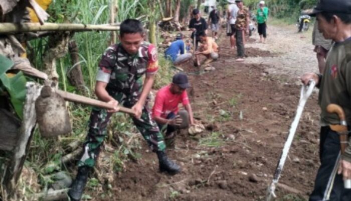 Luar Biasa! Personel Koramil 1423-05 Soppeng Gelar Karya Bhakti Bersihkan Saluran Air di Mariorilau