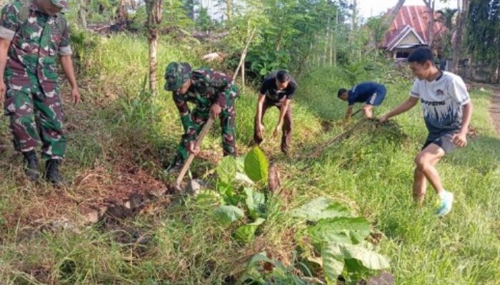 Kolaborasi Kodim 1423/Soppeng dan Kelurahan Lapajung, Gelar Karya Bakti Bersihkan Saluran Air dan Sampah