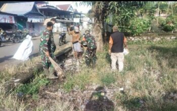 Cuaca Ekstrem Tak Menentu, Koramil Marioriawa dan Warga Limpomajang Gelar Karya Bakti Bersihkan Saluran Air