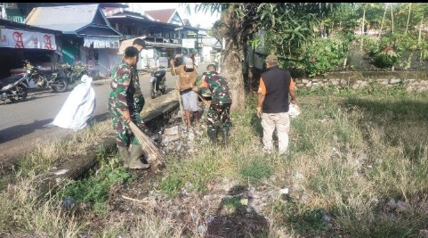 Cuaca Ekstrem Tak Menentu, Koramil Marioriawa dan Warga Limpomajang Gelar Karya Bakti Bersihkan Saluran Air