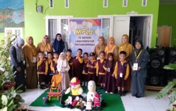 Hari Pertama Sekolah di TKN Lamungpatue Soppeng Disambut Meriah, Orang Tua Antusias Antar Anak Hari Pertama Sekolah di TKN Lamungpatue Soppeng Disambut Meriah, Orang Tua Antusias Antar Anak