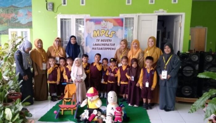 Hari Pertama Sekolah di TKN Lamungpatue Soppeng Disambut Meriah, Orang Tua Antusias Antar Anak