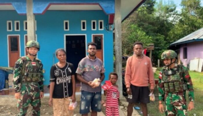 Bawa Keceriaan ke Pedalaman Papua, Satgas Yonif 642/Kps Pos Dataran Beimes Bagi Bingkisan untuk Warga