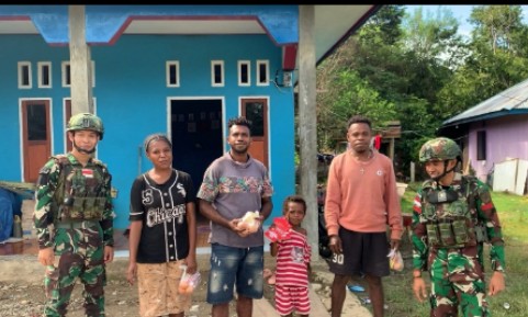 Bawa Keceriaan ke Pedalaman Papua, Satgas Yonif 642/Kps Pos Dataran Beimes Bagi Bingkisan untuk Warga