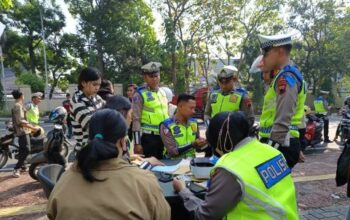 Humanis dan Berhati Nurani: Satgas Operasi Patuh Polda Jateng Tegur Lansia Pelanggar Lalu Lintas Tanpa Tilang Satgas Operasi Patuh Polda Jateng Tegur Lansia Pelanggar Lalu Lintas Tanpa Tilang