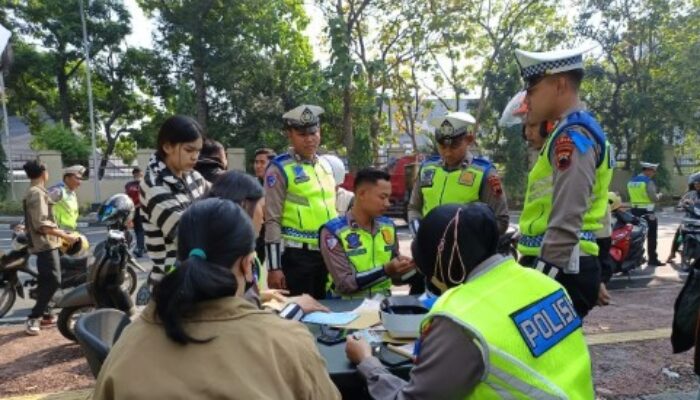 Humanis dan Berhati Nurani: Satgas Operasi Patuh Polda Jateng Tegur Lansia Pelanggar Lalu Lintas Tanpa Tilang