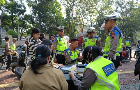 Satgas Operasi Patuh Polda Jateng Tegur Lansia Pelanggar Lalu Lintas Tanpa Tilang