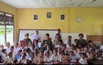 Peduli Anak Pedalaman Papua, Satgas Yonif 642/Kps Bagikan Seragam untuk Siswa SD Inpres 119 Tahota Satgas Yonif 642/Kps Bagikan Seragam untuk Siswa SD Inpres 119 Tahota