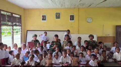 Satgas Yonif 642/Kps Bagikan Seragam untuk Siswa SD Inpres 119 Tahota