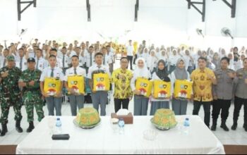 Bupati Soppeng Serahkan Atribut ke 73 Calon Anggota Paskibraka