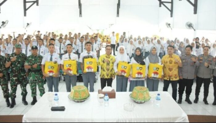 Teladan Muda Bangsa: Bupati Soppeng Serahkan Atribut ke 73 Calon Anggota Paskibraka