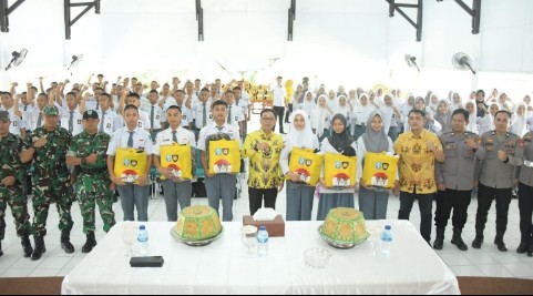 Bupati Soppeng Serahkan Atribut ke 73 Calon Anggota Paskibraka