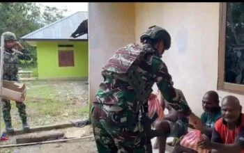 Satgas Yonif 642/Kps Berbagi Sembako di Jagiro, Wujud Kepedulian TNI untuk Warga Papua Barat Berbagi Sembako di Jagiro, Wujud Kepedulian TNI untuk Warga Papua Barat