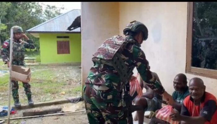 Satgas Yonif 642/Kps Berbagi Sembako di Jagiro, Wujud Kepedulian TNI untuk Warga Papua Barat