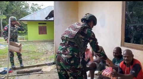 Berbagi Sembako di Jagiro, Wujud Kepedulian TNI untuk Warga Papua Barat