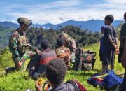 Bukan Hanya Jaga Wilayah, Satgas TNI di Puncak Papua Bawa Obat dan Harapan