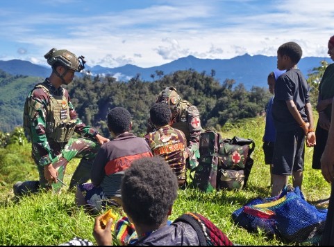 Satgas TNI di Puncak Papua Bawa Obat dan Harapan