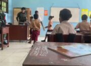 Mendidik dengan Hati di Pedalaman Papua: Kiprah Tulus Prajurit Yonif 642/Kps di SD Inpres Krawargef