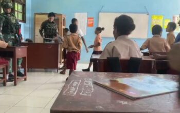 Kiprah Tulus Prajurit Yonif 642/Kps di SD Inpres Krawargef