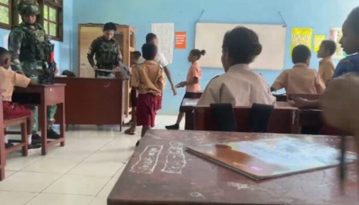 Mendidik dengan Hati di Pedalaman Papua: Kiprah Tulus Prajurit Yonif 642/Kps di SD Inpres Krawargef