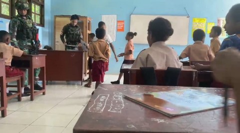 Kiprah Tulus Prajurit Yonif 642/Kps di SD Inpres Krawargef