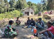 TNI dan Warga Bersatu Bangun Desa: Karya Bakti Satgas Pamtas di Haumeniana Bangun Selokan Jalan