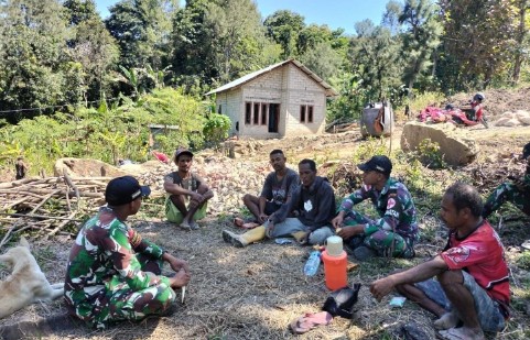 TNI dan Warga Bersatu Bangun Desa: Karya Bakti Satgas Pamtas Haumeniana Bangun Selokan Jalan
