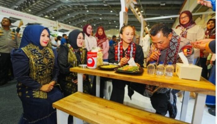 Seruput Kupi Khop, Kapolri dan Ibu Bhayangkari Nikmati Cita Rasa Aceh di Bazar Nasional