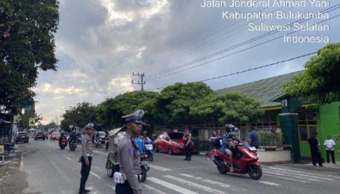 Humanis dan Sigap: Satlantas Polres Bulukumba Rutin Atur Lalu Lintas Pagi-Sore Demi Warga
