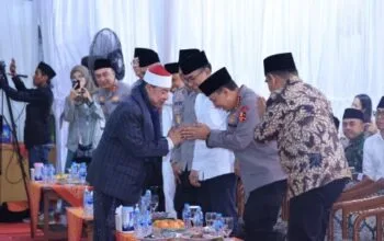 Dikenal Sebagai 'Jimat Ketertiban', Jenderal Sigit Dipuji Ketua PBNU Saat Haul Buntet Pesantren Jimat Ketertiban', Jenderal Sigit Dipuji Ketua PBNU Saat Haul Buntet Pesantren