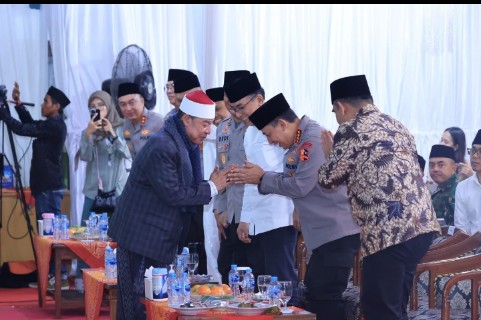 Jimat Ketertiban', Jenderal Sigit Dipuji Ketua PBNU Saat Haul Buntet Pesantren