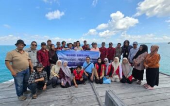 Menjaga Laut, Menjaga Hidup: Intelkam Polda Sulsel Edukasi Nelayan Pulau Sembilan Hindari Alat Tangkap Ilegal Fhoto bersama untuk komitmen Menjaga Laut, Intelkam Polda Sulsel Edukasi Nelayan Pulau Sembilan Hindari Alat Tangkap Ilegal