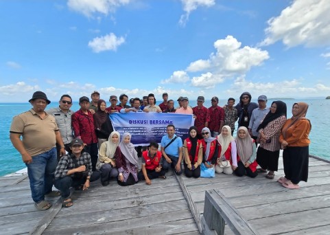 Fhoto bersama untuk komitmen Menjaga Laut, Intelkam Polda Sulsel Edukasi Nelayan Pulau Sembilan Hindari Alat Tangkap Ilegal