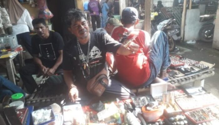 Pak Marsito, Pedagang Batu Akik yang Setia Menghidupi Keluarga dari Pasar Wagean Cilacap