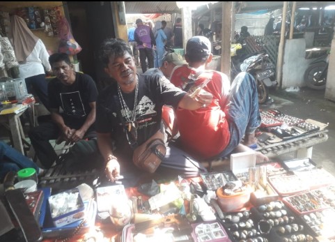 Pasar Mempat Pak Marsito Menjual Dagangannya , Pedagang Batu Akik yang Setia Menghidupi Keluarga dari Pasar Wagean Cilacap