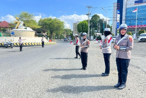 Kondisi di Lapangan yang Humanis dan Penuh Semangat Nasionalisme: “Polantas Menyapa” Warnai Jalan Merdeka di Soppeng