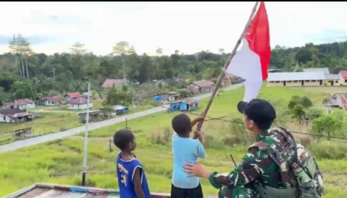Semangat Merah Putih di Perbatasan: Satgas Yonif 642/Kps Bagikan Bendera di Kampung Yermatum