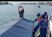 Selain Bagikan Bendera Merah Putih, Satpolairud Polres Sinjai Pasang Stiker Himbauan Keselamatan