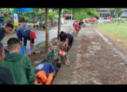 Semangat Merdeka! TNI Posramil Citta Bersama Anak Paskibraka Gelar Aksi Bersih-Bersih Saluran Air di Soppeng