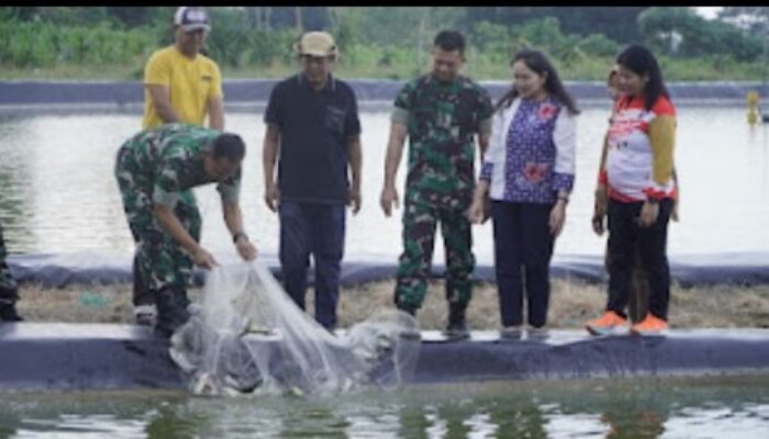 Danrem 141/Tp Brigjen TNI Andre Clift Rumbayan Tanam Pohon Kenangan di Soppeng