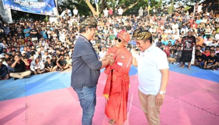 Peresean di Lombok: Wamen Viva Yoga Terkesima, Kesatria Sasak Ajarkan Keberanian dan Sportivitas