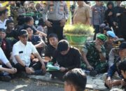 Aksi Demonstrasi Aliansi Soppeng: Ketua DPRD Duduk di Tengah Massa, Suasana Dialog Tanpa Sekat