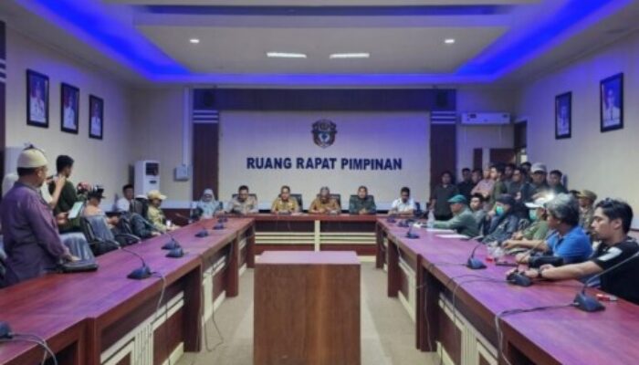 TNI – Polri Sinergi Forkopimda Wajo Kawal Aksi Penyampaian Aspirasi Masyarakat Berjalan Humanis dan Damai