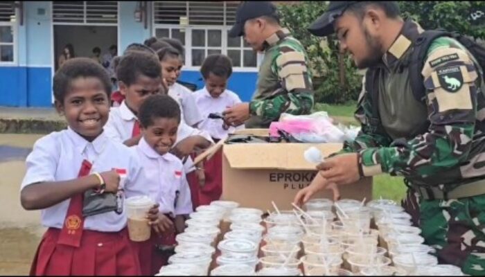 Satgas Yonif 763/SBA Hadirkan Makanan Bergizi untuk Anak-anak SD Inpres Kumurkek