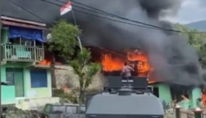 Sinergi Cepat Polri Kendalikan Kebakaran di Kompleks Kodam Lama Jayapura