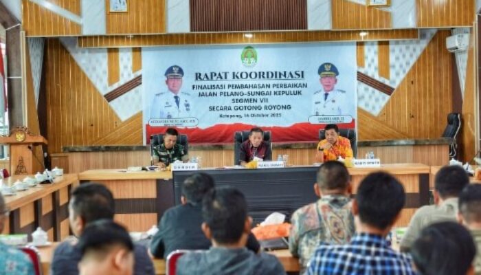 Wakil Bupati Ketapang Pimpin Rakoordinasi Perbaikan Jalan Pelang–Sungai Kepuluk: Pentingnya Sinergi Pemerintah, Perusahaan, dan Unsur TNI