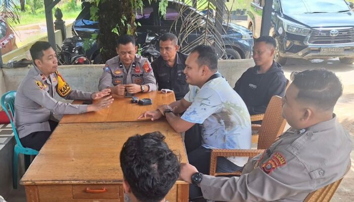 Membangun Kedekatan, Menjaga Kamtibmas: Kapolsek Nanga Tayap Sambangi Tokoh Adat di Desa Pangkalan Suka