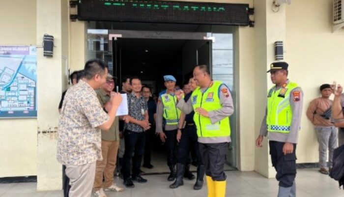 Kapolresta Cilacap Jenguk Korban Longsor di RSUD Majenang, Pastikan Penanganan Berjalan Optimal