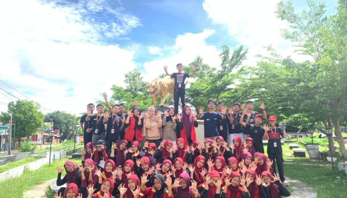 Wujud Kepedulian Lingkungan, PMR Wira SMAN 10 Jeneponto Bersihkan Taman Macanga RI Bontoramba